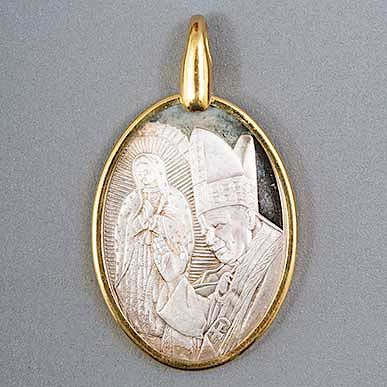 Medalla en plata ley .925. Imagen del Cristo esperanza de America y Papa Juan Pablo. Bisel acero dorado. Peso 13.0g.