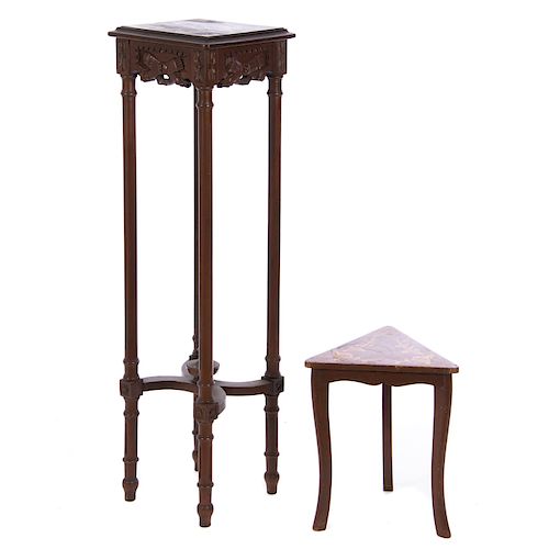 Lote de 2 mesas. Siglo XX. En talla de madera. Consta de: Mesa pedestal y mesa auxiliar.