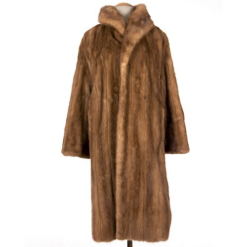 Abrigo. Siglo XX. Elaborado en piel de mink color marrón. Talla aproximada mediana. Incluye guardapolvo.
