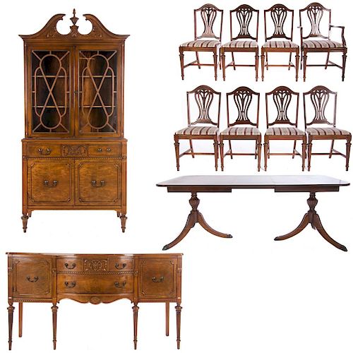 Comedor. Inglaterra. Siglo XX. En talla de madera. Marca: Hepplewhite. Consta de Vitrina, mesa, 7 sillas, un sillón y trinchador.
