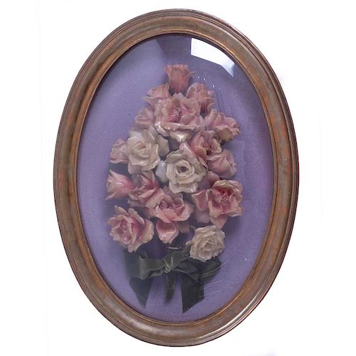 Bouquet de rosas. Siglo XX. Elaborado en cera, con fondo de terciopelo morado. Enmarcado oval con vidrio convexo.