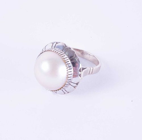 Anillo con media perla en plata paladio. 1 media perla color blanco. Peso: 9.8g.