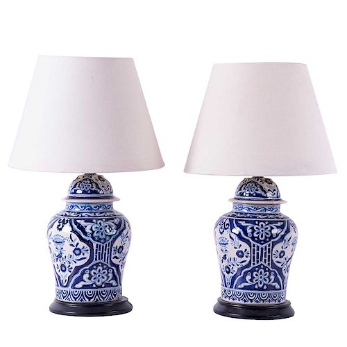 Par de lámparas de mesa. México, siglo XX. Elaboradas en talavera color azul y blanco. Electrificadas para una luz, cada una. Piezas: 2