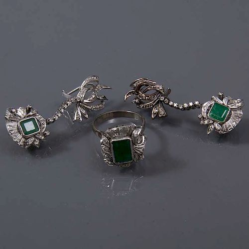 Anillo y par de aretes con esmeraldas en plata paladio. 3 esmeraldas corte rectangular y cojín. 3.0ct. 72 acentos de diamantes...
