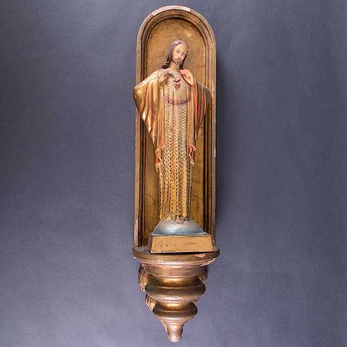 Sagrado Corazón de Jesús. México. Siglo XX. En talla de madera policromada. Con peana de madera dorada.