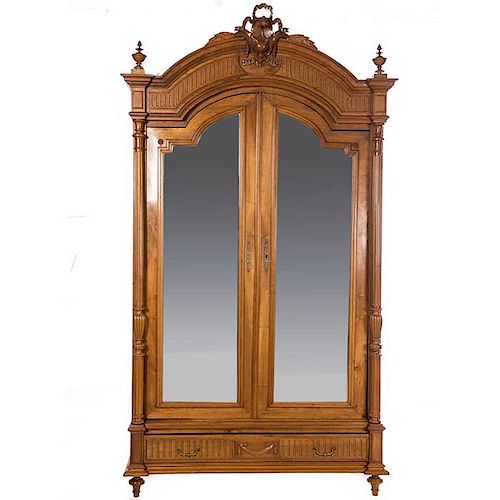 Armario. Francia. Siglo XX. Estilo Enrique II. En talla de madera. Con 2 puertas con espejo de luna irregular biselada, cajón.