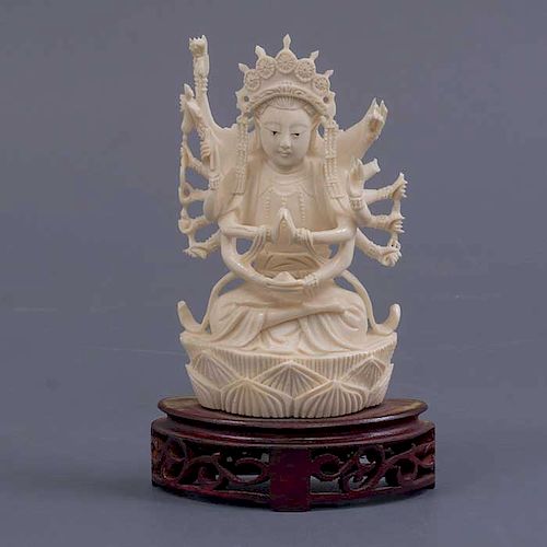 Durga. Diosa hinduista. Origen oriental. Siglo XX. En talla de marfil. Con base de madera tallada.