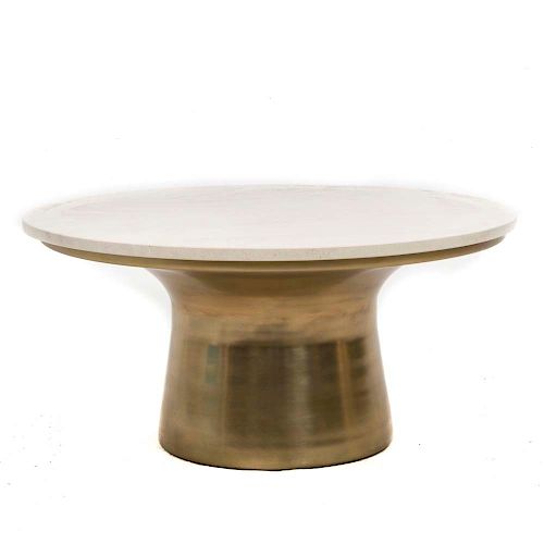 Mesa de centro. Estados Unidos. Siglo XX. Marca West Elm. Con cubierta circular de mármol y base de metal dorado.