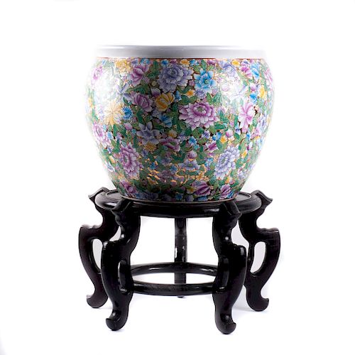 Pecera. China, sXX. Estilo cantonés. Porcelana policromada, con base de madera. Decorada con elementos florales y esmalte dorado.