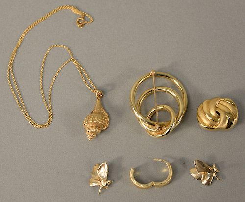 14 karat and 18 karat gold lot to include a pair of 14 karat butterfly earrings, 14 karat conch shell pendant and chain, 14 karat ci...