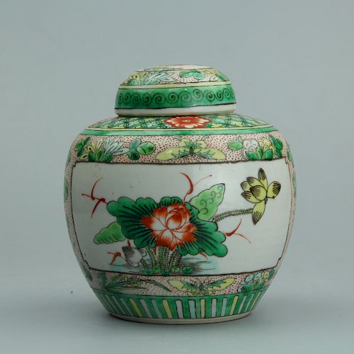 Chinese famille rose porcelain jar with lid. 