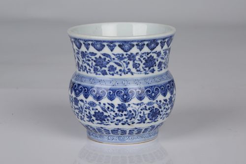 Chinese blue and white porcelain jar, Qianlong mark. 