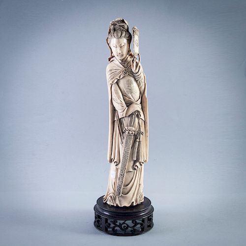 Emperatriz con espada y abanico. China, principios del siglo XX. Talla en marfil, con motivos esgrafiados y entintados. Con base.
