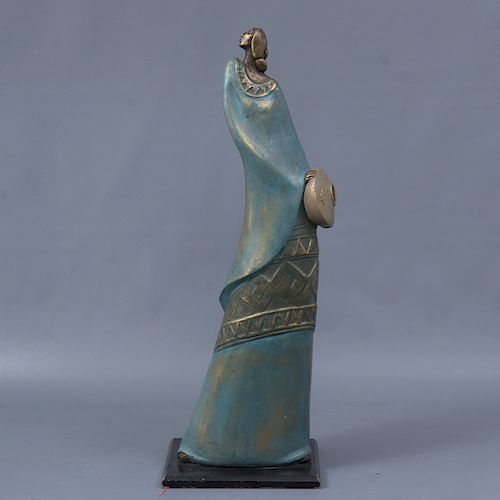 Anónimo. Mujer con vasija. Elaborada en yeso. Acabado a manera de bronce. Con base de madera tallada.
