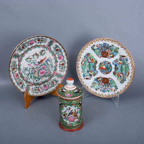 Tibor y 2 platos decorativos. China. Siglo XX. Elaborados en porcelana. Uno Andrea Sadek. Decorados con elementos florales.