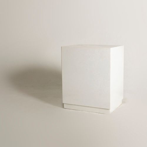 Base. Siglo XX. Diseño rectangular. En talla de mármol blanco.