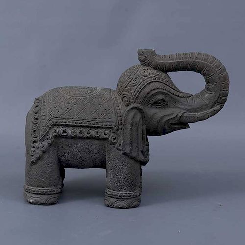 Elefante. Origen oriental. Siglo XX. En talla en piedra. Decorado con elementos geométricos, florales y vegetales.