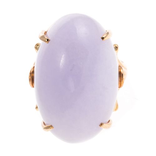A Ladies Lavender Jade Ring in 14K