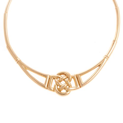 A Ladies Celtic Knot Necklace in 18K