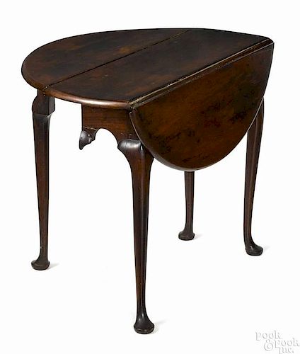 Exceptionally small New England Queen Anne walnut dropleaf table, ca. 1760, of delicate proportion