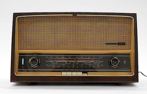 German Grundig 2540 U AM/FM Modern Wood Radio
