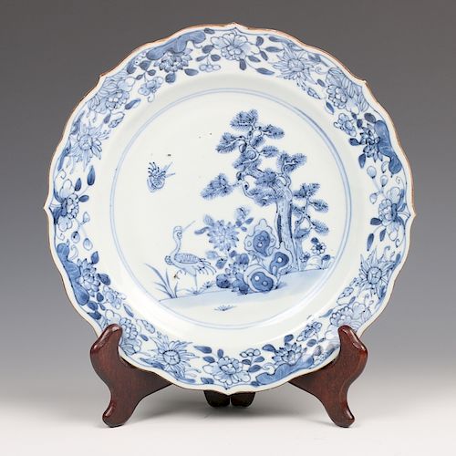 CHINESE EXPORT BLUE AND WHITE PLATE, MID QING DYNASTY