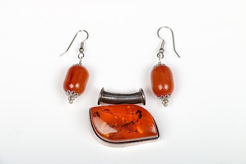 SET OF AMBER EARRINGS AND PENDANT