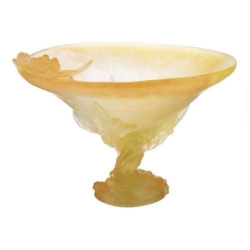 Frutero. Francia, siglo XX.  Elaborado en pasta de vidrio Daum en color amarillo. Modelo Mimosa.