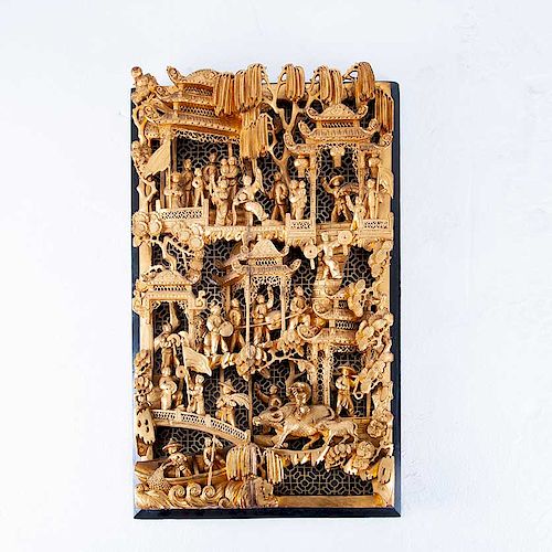 Aldea Oriental. China, siglo XX. Talla en madera con esmalte dorado. Decorado con calados de escenas ceremoniales y festivas.