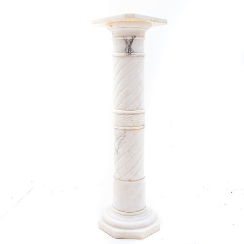Columna-pedestal. Italia, siglo XX. Estilo dórico. Elaborada en mármol blanco. Con capitel ochavado, fuste anillado y estriado.