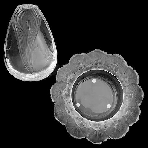 Centro y cenicero. Francia, siglo XX. Elaborados en cristal opaco Lalique. Decorados con motivos florales y orgánicos. Piezas: 2