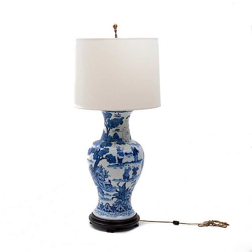 Lámpara de mesa. China, siglo XX. Estilo Ming. Elaborada en porcelana blanca acabado brillante con detalles en azul cobalto y pantalla.