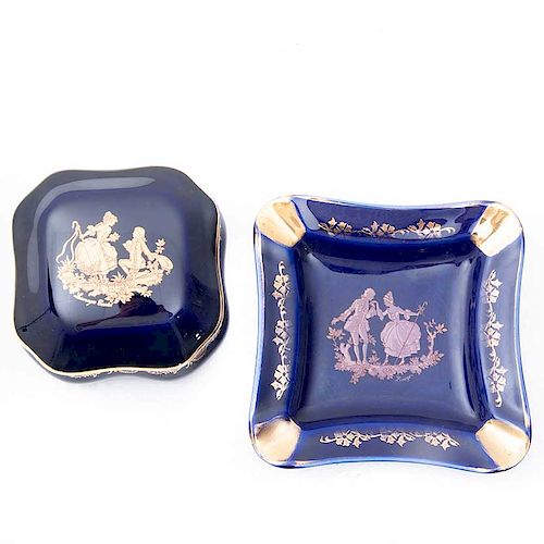 Caja- alhajero músical y cenicero. Francia, siglo XX. En porcelana Limoges color cobalto con motivos en esmalte dorado. Piezas: 2