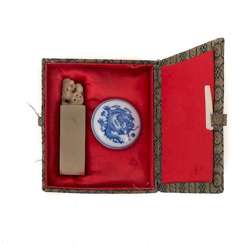 Set de sello Zhang. China, siglo XX. Sello elaborado en piedra jabonosa con dragón calado, depósito de porcelana. Piezas: 3