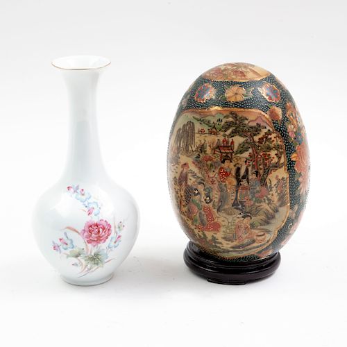 Huevo decorativo y violetero. China, Alemania, siglo XX. Consta de: Huevo decorativo con base de madera. Piezas: 2