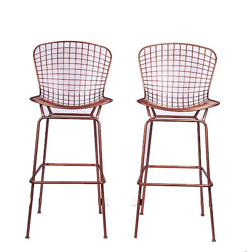 Sobre el diseño de Harry Bertoia. Par de sillas altas. Tipo Side Chairs. Elaboradas en metal laqueado color cobrizo. Piezas: 2