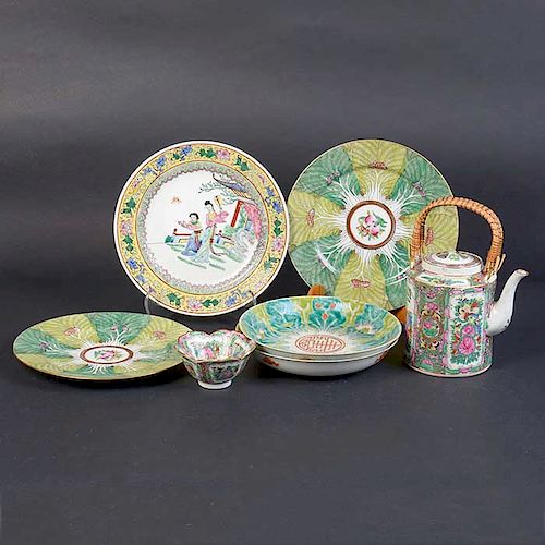 Lote de 7 artículos decorativos. China. Siglo XX. Elaborados en porcelana. Decorados con elementos florales, vegetales.