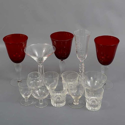 Juego de copas. Siglo XX. Elaboradas en vidrio y cristal. Algunas en color rojo. Consta de: 18 copas para vino tinto, entre otras. 42 p