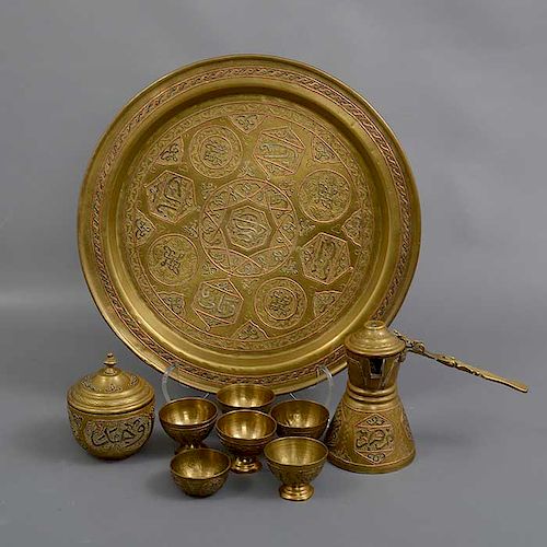 Juego de café. Origen oriental Siglo XX. Elaborado en metal dorado. Decorado con elementos orgánicos y lacería.