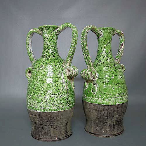 Par de jarrones. Siglo XX. Elaboradas en cerámica. Acabado brillante y gres. Color verde y gris.