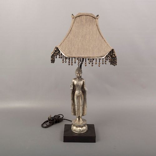 Lámpara de mesa. Siglo XX. Elaborada en resina con recubrimiento metálico. Electrificada para una luz. Decoración del Buda.