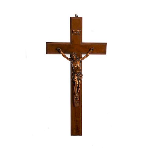 Crucifijo. Siglo XX. Elaborado en cobre. Con cruz de madera. Con inscripción "INRI".   Dimensiones: 35 x 21 y 6  cm. (cristo)