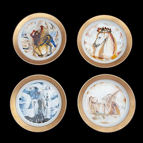 Salvador Dalí.Los Caballos Dalinianos. España, Ca. 1981. Juego de 4 platos elaborados en porcelana Irabia acabado brillante, 3220/4000.
