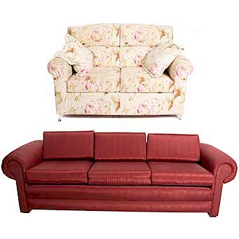 Sala. Siglo XX. Estructura en talla de madera. Consta de:  Love seat y sofá de 3 plazas. Con tapicería de tela.