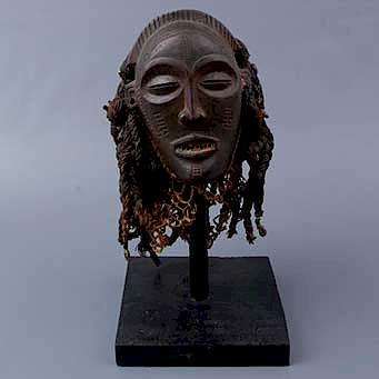 Máscara de chamán. Kenia. Siglo XX. En talla de madera. Decorado con cuentas de colores y concha.