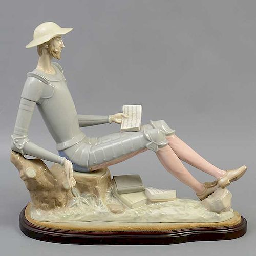Don Quijote de la Mancha. España. Siglo XX. Elaborado en porcelana Rex. Acabado brillante. Con base de madera tallada.