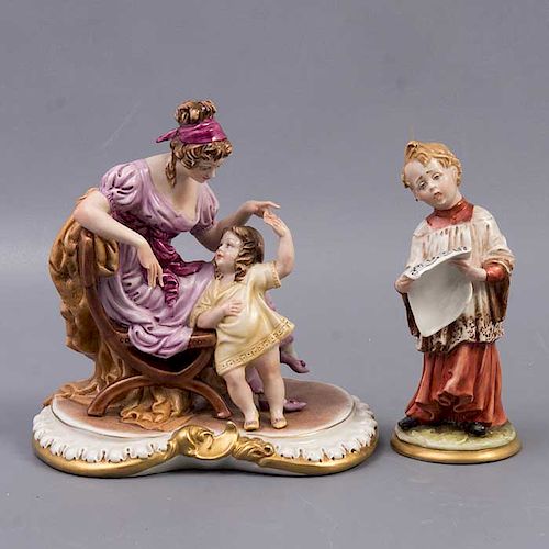 Lote de 2 figuras decorativas. Italia. Siglo XX. Elaboradas en porcelana Kings. Acabado gres. Decoradas con esmalte dorado.