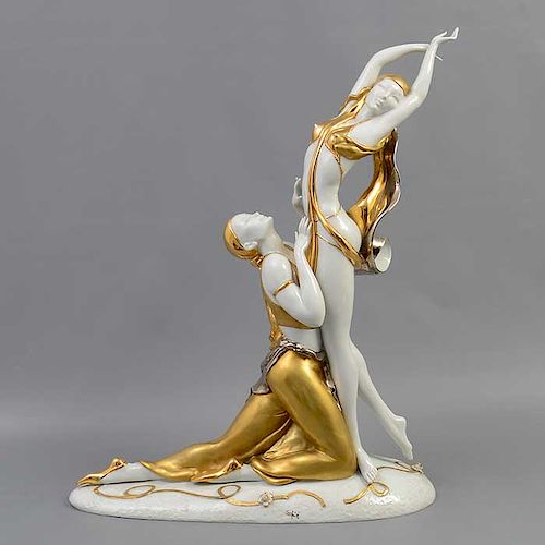 Bailarines. Siglo XX. Elaborados en porcelana. Acabado brillante. Con esmalte dorado y plateado.