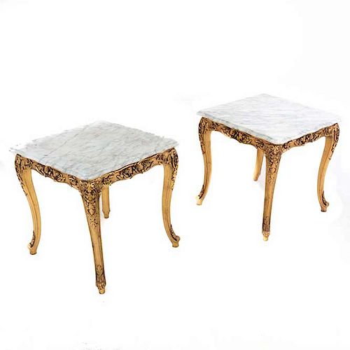 Par de mesas auxiliares. Siglo XX. En talla de madera dorada. Con cubierta cuadrangular de mármol blanco y soportes tipo cabriolé.