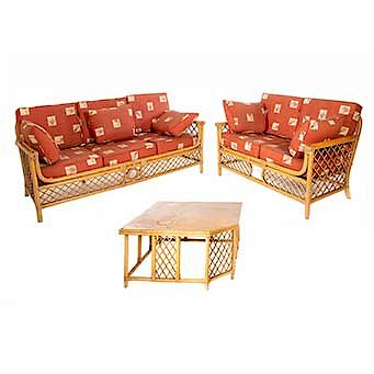 Sala. Siglo XX. Diseño calado. Elaborada en ratán y en madera. Consta de Mesa de centro, love seat y sofá de 3 plazas.